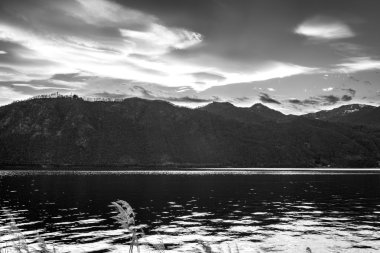 Lake Orta, panorama. Siyah ve beyaz fotoğraf