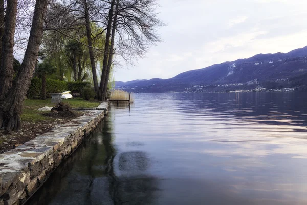 Lake Orta, vroege lente panorama. Kleurenfoto — Stockfoto