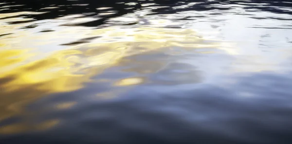 Reflexões de luz sobre as águas tranquilas do lago. Imagem colorida — Fotografia de Stock