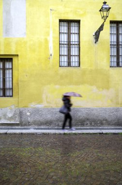 Gün yağmur İtalyan eski şehir merkezi. Renkli görüntü