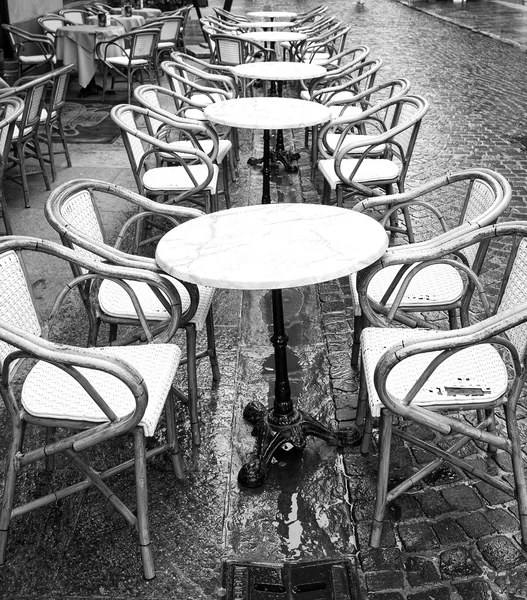 Table de bar sous la pluie. Image en noir et blanc — Photo