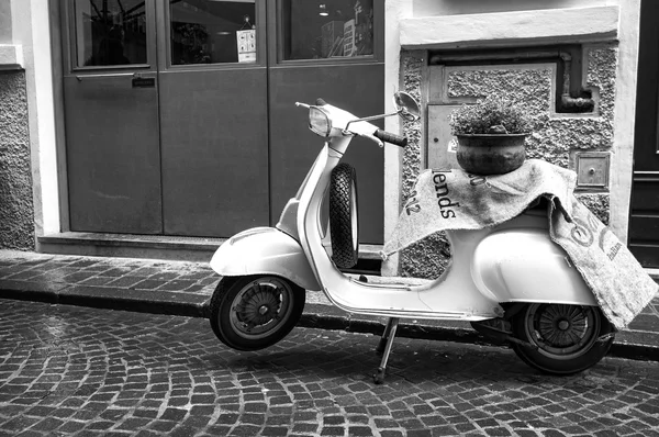 Oude "Vespa" motorfiets. Zwart-wit foto — Stockfoto