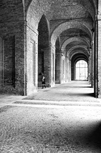 Centro histórico italiano, día de lluvia. Foto en blanco y negro —  Fotos de Stock