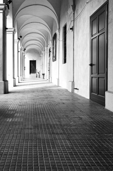 修道院的 Breme，柱廊。黑白照片 — 图库照片