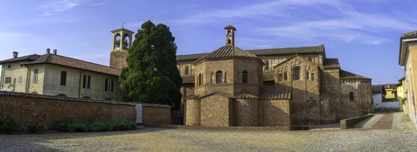 Lomello (Pavia): San Giovanni ad Fontes kyrka. Färgbild — Stockfoto