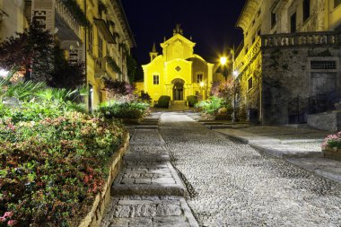 Orta, Santa Maria Assunta Kilisesi'nin gece görünümü. Renkli görüntü