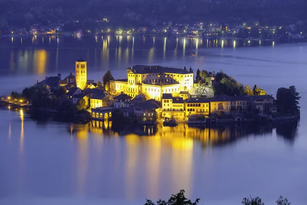 Orta San Giulio Adası, gece görünümü. Renkli görüntü