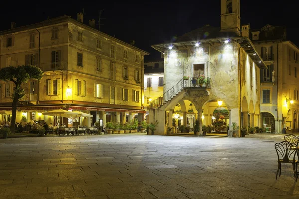 Plaza principal de Orta, vista nocturna. Imagen en color — Foto de Stock