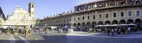 Vigevano - Olaszország: a Ducale tér, széles-szög kilátás. Színes kép — Stock Fotó