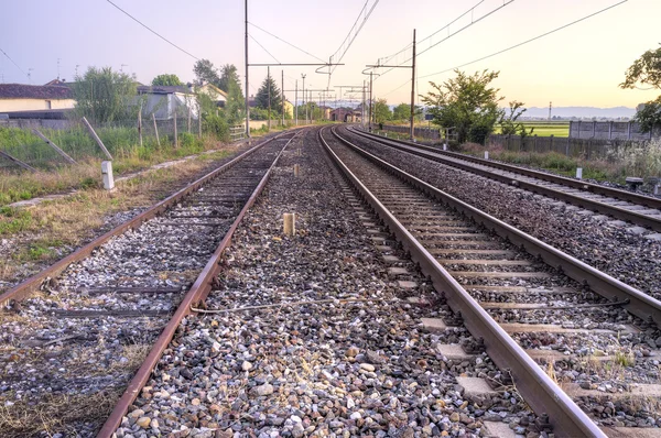 Ferrocarril de campo, salida del sol de primavera. Imagen en color — Foto de Stock