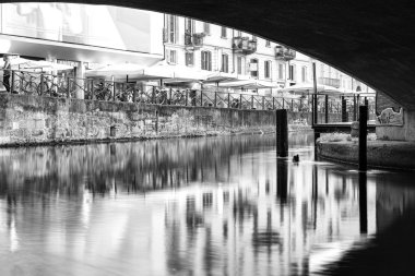 Navigli, Milan şehir, yaz gecesi. Renkli görüntü - siyah ve beyaz fotoğraf
