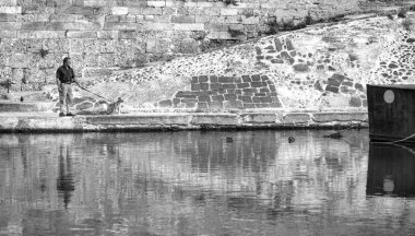 Navigli, Milan şehir boyunca köpek yürüyüş. Siyah ve beyaz fotoğraf