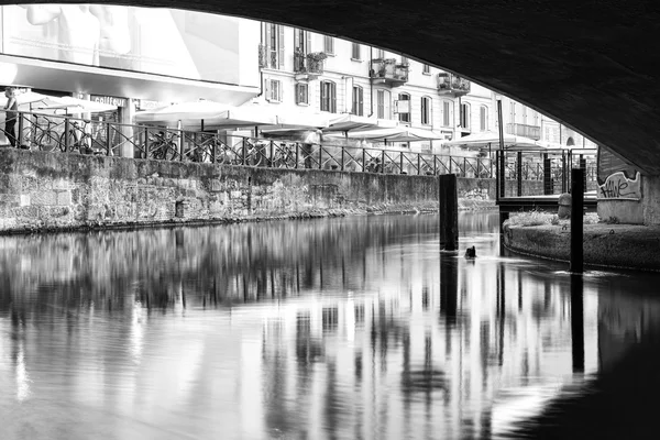 Navigli, Milan şehir, yaz gecesi. Renkli görüntü - siyah ve beyaz fotoğraf
