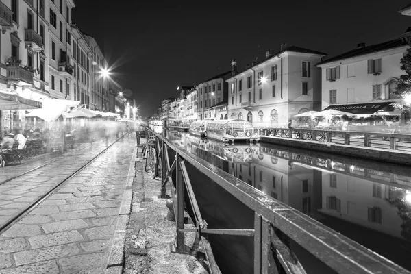 Tráfico, ciudad de Milán, noche de verano. Foto en blanco y negro — Foto de Stock