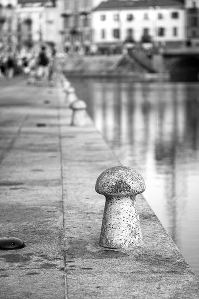 Navigli προβλήτα, πόλη του Μιλάνο. Μαύρο και άσπρο φωτογραφία — Φωτογραφία Αρχείου