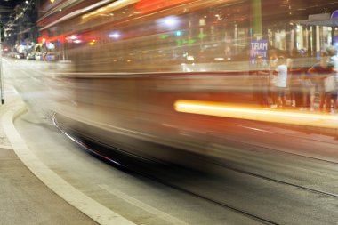 Milan tramvayla şehir, yaz gecesi. Renkli görüntü
