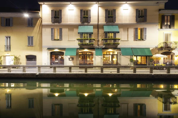 Navigli, Milán ciudad, vista nocturna de verano. Imagen en color — Foto de Stock