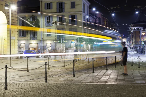 Die Straßenbahn der Mailänder Stadt, Sommernacht. Farbbild — Stockfoto