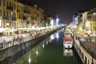 Navigli, Milan şehir, yaz gecesi. Renkli görüntü