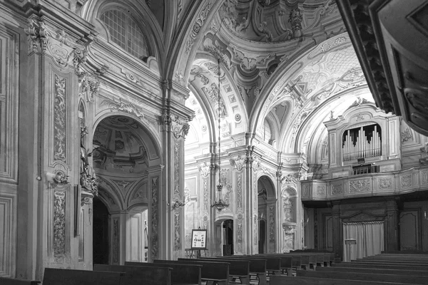 Murazzano (Cuneo): the church interior. Black and white photo — Stock Photo, Image
