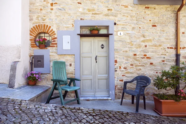 Murazzano (Cuneo): vecchia casa esterna. Immagine a colori — Foto Stock