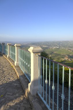 Langhe Dağlık Bölge: La Morra (Cuneo) bakış. Renkli görüntü