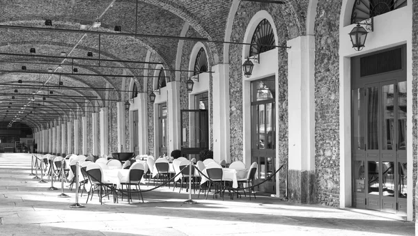 Sostén (Cuneo): restaurante dehor. Foto en blanco y negro . —  Fotos de Stock