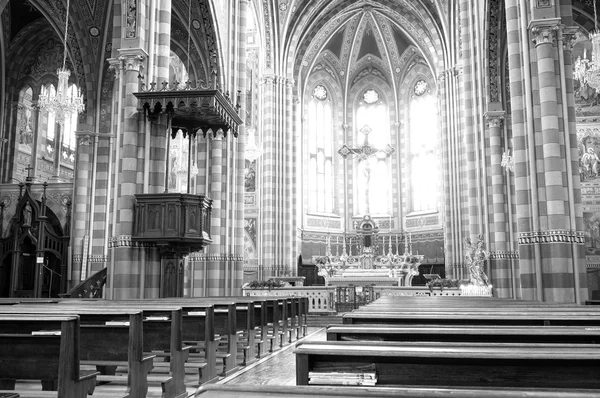 Monforte d'Alba: the village church internal. Black and white photo — Zdjęcie stockowe