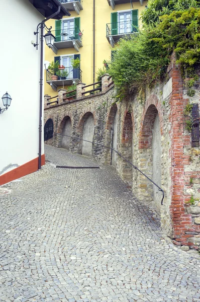 Monforte d'Alba (Cuneo); old alley. Color image — Stock Photo, Image