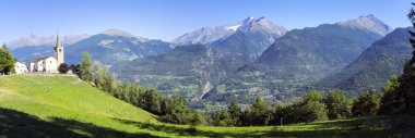 Aosta Vadisi yaz panorama. Renkli görüntü