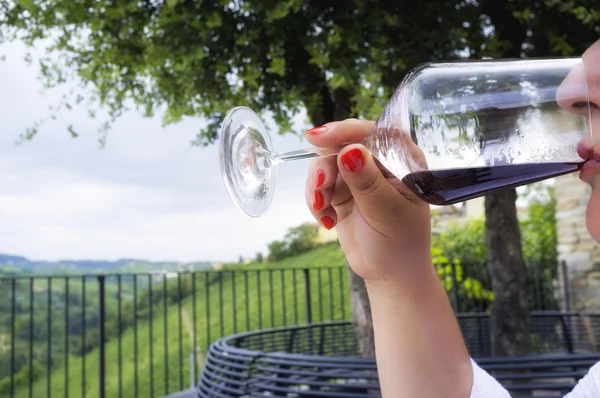 Frau probiert ein Glas Rotwein. Farbbild — Stockfoto