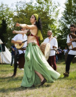 Ortaçağ dansçılar. Renkli görüntü