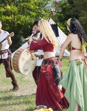 Ortaçağ dansçılar. Renkli görüntü