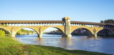 Pavia: kapalı köprü. Renkli görüntü