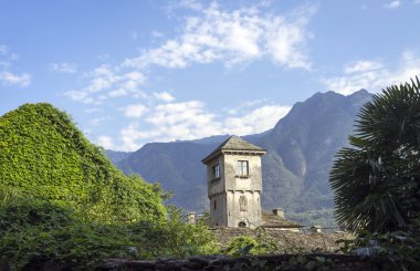 Vogogna (Ossola Vadisi, Piedmont): Visconti kale kule. Renkli görüntü