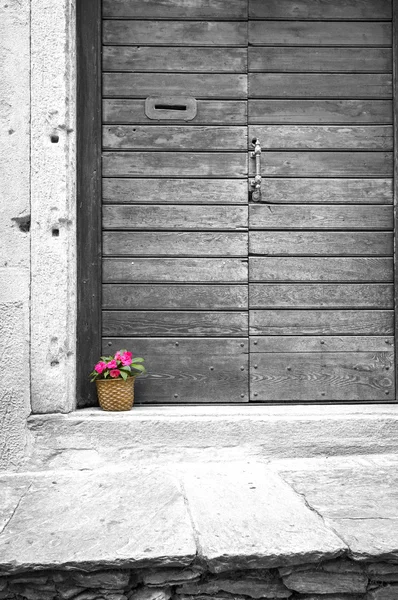 Un vaso di vimini. Foto in bianco e nero — Foto Stock