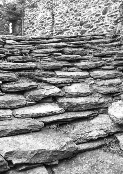 Vogogna (vallée de l'Ossola, Piémont) : ancien toit en pierre. Photo noir et blanc — Photo