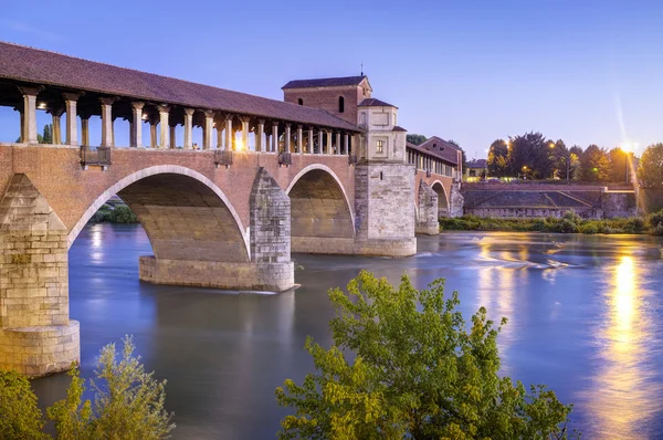 Pavia: kapalı köprü. Renkli görüntü