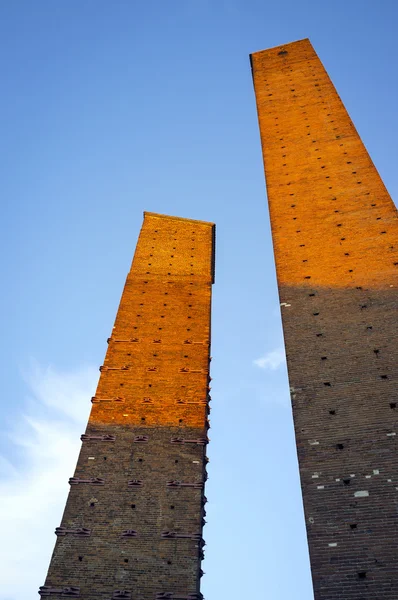 Павия: средневековые башни на закате. Цветное изображение — стоковое фото