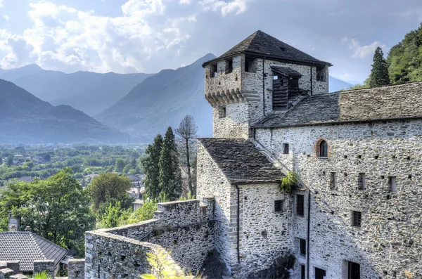 Vogogna (Ossola Vadisi, Piedmont): Visconti kale kule. Renkli görüntü
