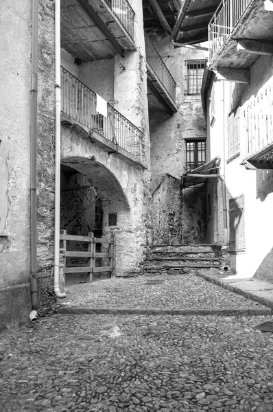Vogogna (Ossola Valley, Piedmont): old alley. Black and white photo — Stock Photo, Image
