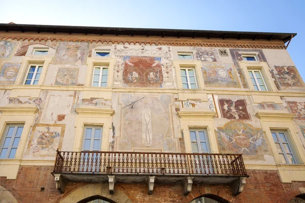 Mondovi Rione Piazza (Cuneo): old palace facade. Color image — Stock Photo, Image