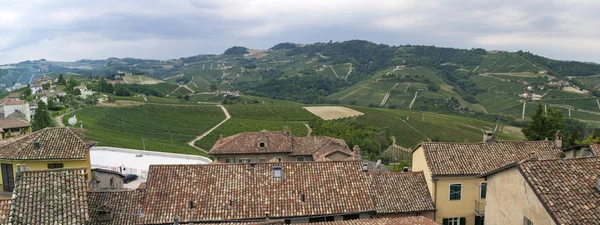Região de Langhe Hilly: miradouro da Serralunga d 'Alba (Cuneo). Imagem colorida — Fotografia de Stock