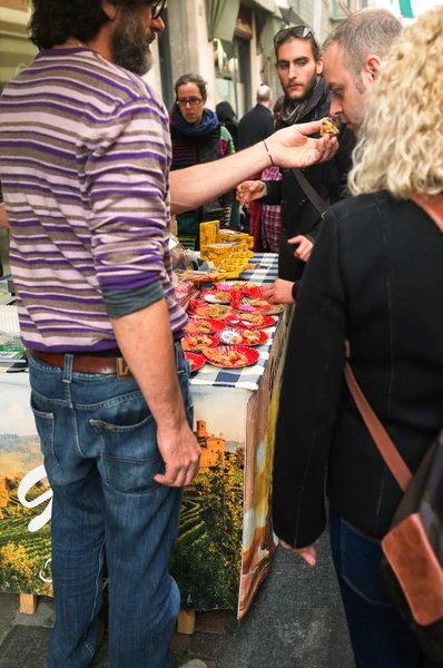 Alba (Cuneo), the truffles market. Color image — Stock Photo, Image