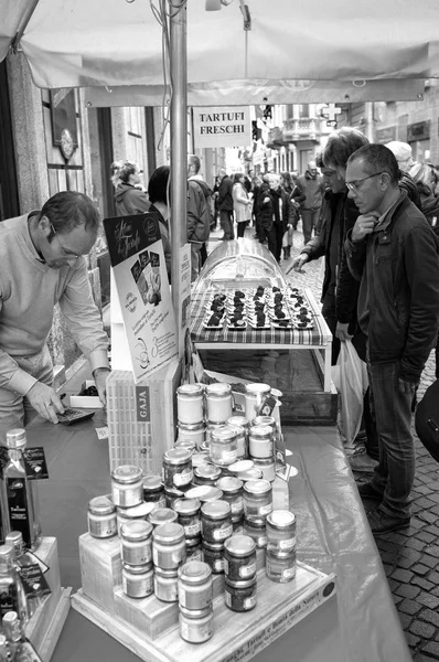 Alba (cuneo), der Trüffelmarkt. Schwarz-Weiß-Foto. — Stockfoto