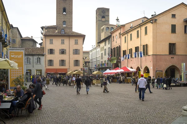 Alba (Cuneo), la plaza principal. Imagen en color — Foto de Stock