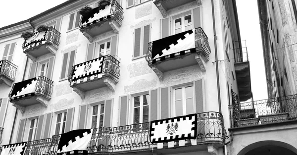 Alba (Cuneo), old decorated palace facade. Black and white photo — 图库照片