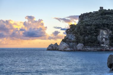 Ligurya Denizi üzerinde gün batımı. Renkli görüntü