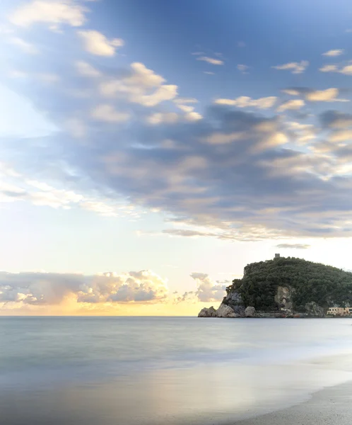 Sonnenuntergang über dem ligurischen Meer. Farbbild — Stockfoto