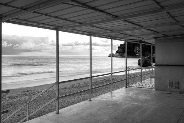 Pôr do sol sobre o Mar da Ligúria. Foto em preto e branco — Fotografia de Stock